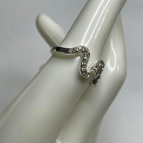 Cocktail fashion silver ring women's size 6.75 with rhinestone inset - Picture 2 of 11